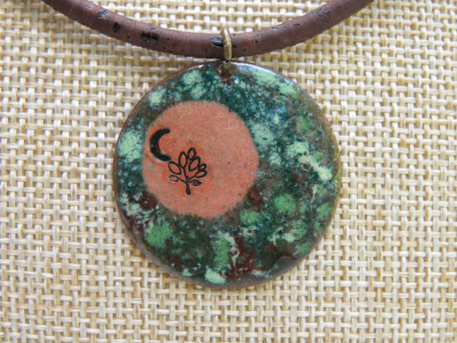 Pendentif "arbre de vie, croissant de lune" en cuivre émaillé tons verts