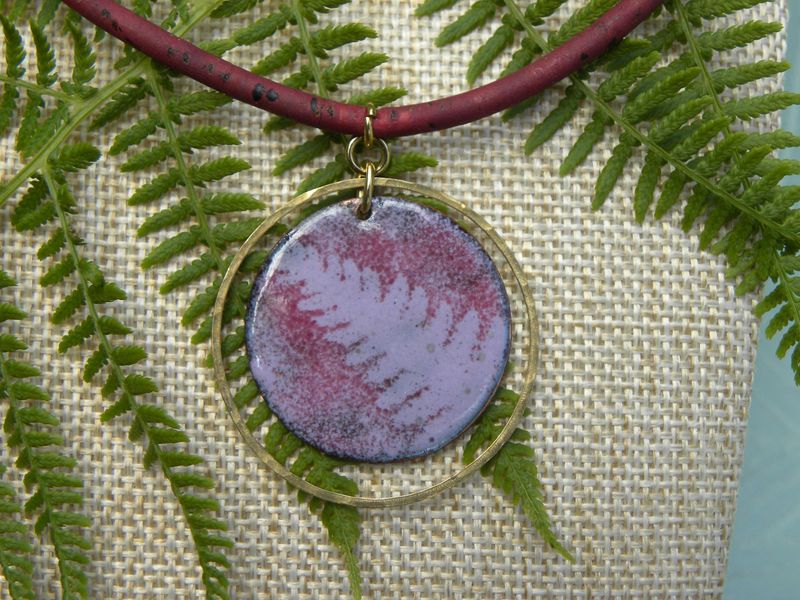 Pendentif "fougère" en cuivre émaillé rose/ mauve et laiton martelé