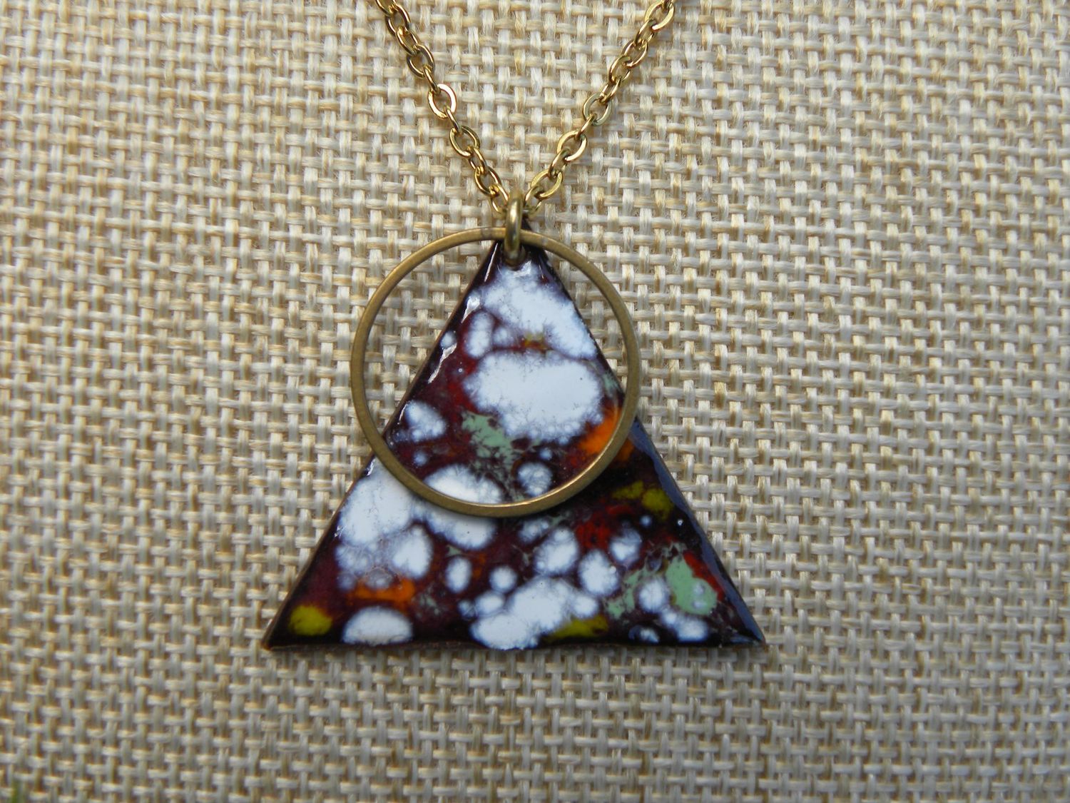 Pendentif triangle en cuivre émaillé et laiton, tons grenat/ multicolore