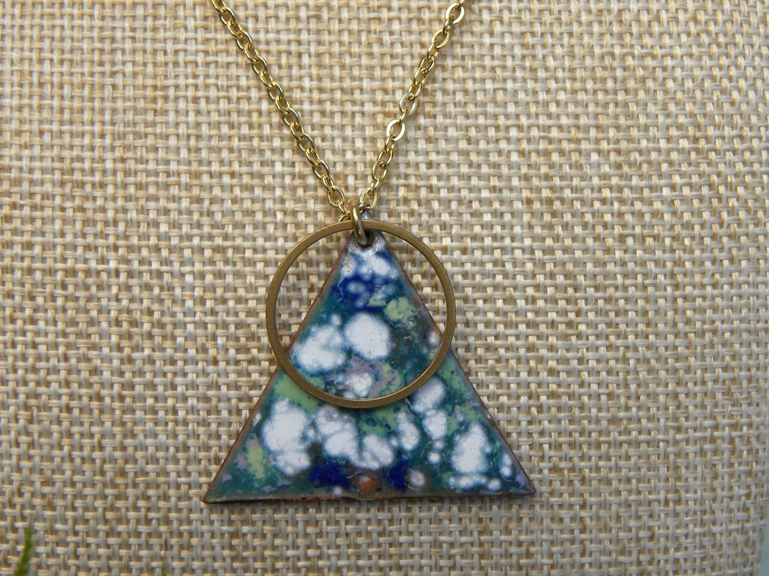 Pendentif triangle en cuivre émaillé tons bleus, laiton.