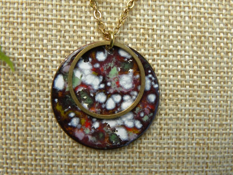 Pendentif en cuivre émaillé grenat/ multicolore, laiton.