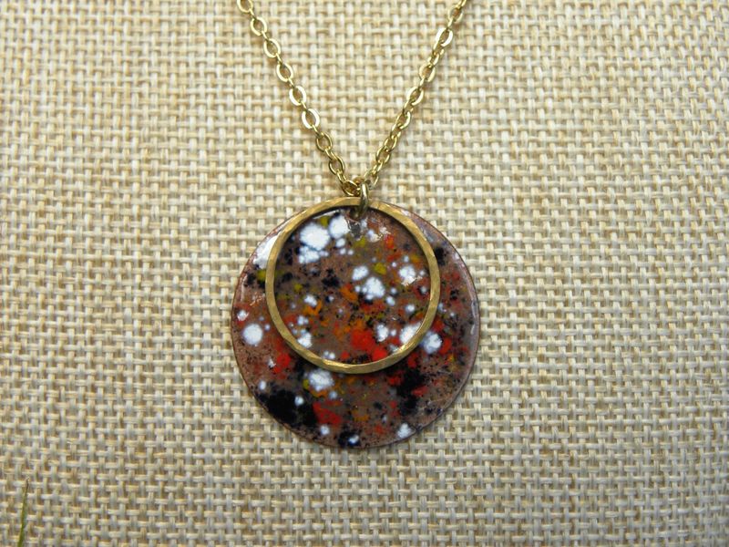 Pendentif en cuivre émaillé , laiton