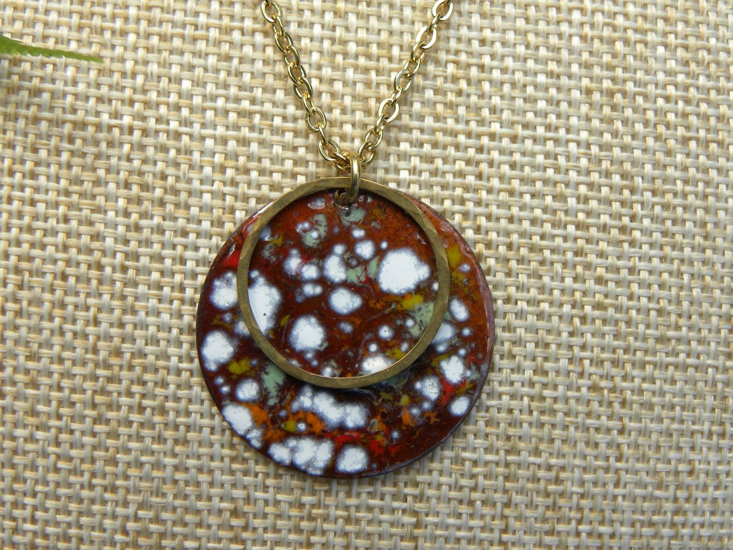 Pendentif en cuivre émaillé tons chauds, laiton