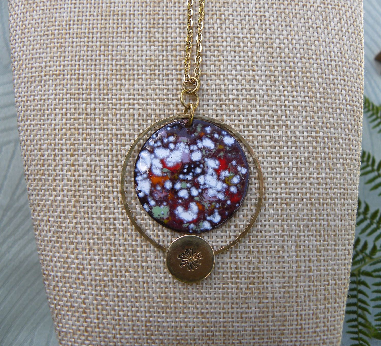 Pendentif en cuivre émaillé grenat/ multicolore, laiton martelé et estampé "pissenlit"