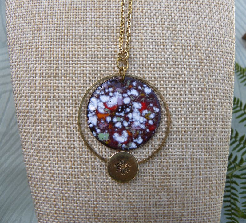 Pendentif en cuivre émaillé grenat/ multicolore, laiton martelé et estampé "pissenlit"