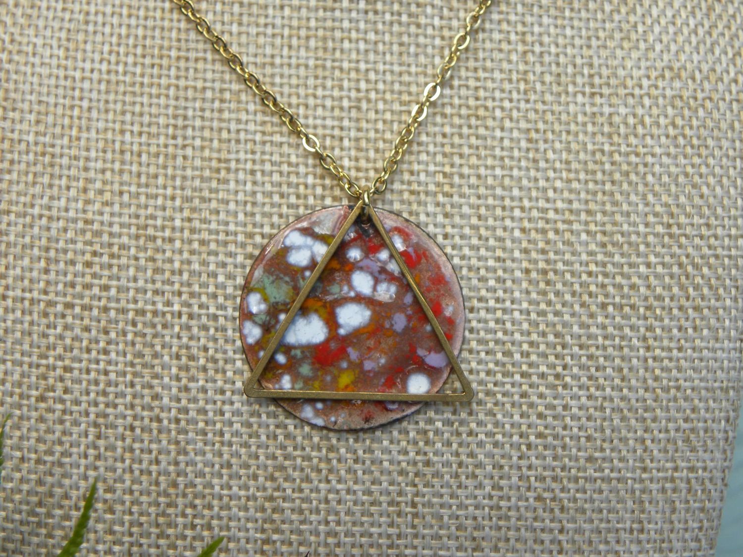Pendentif en cuivre émaillé multicolore, triangle en laiton