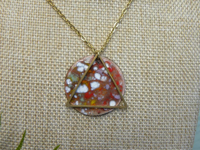 Pendentif en cuivre émaillé multicolore, triangle en laiton