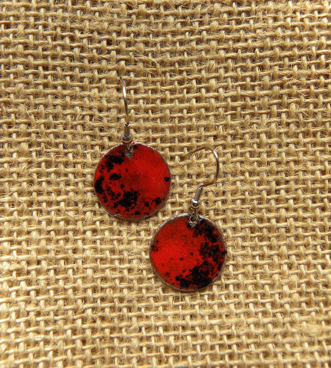 Boucles d'oreilles en cuivre émaillé rouge et noir