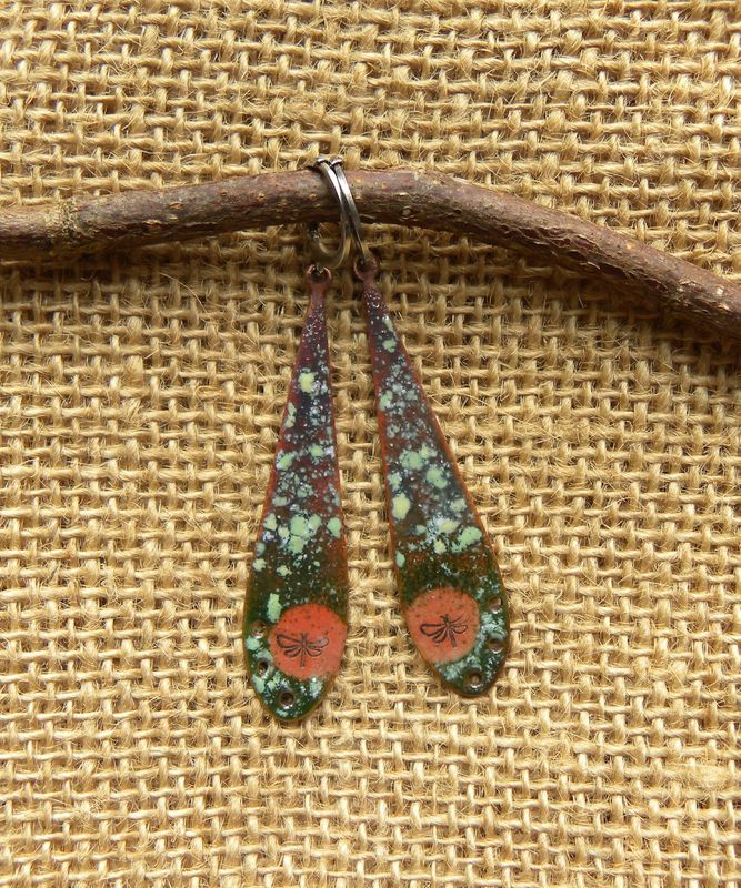 Longues boucles d'oreilles  Longues boucles d'oreilles "libellules" en cuivre émaillé tons verts