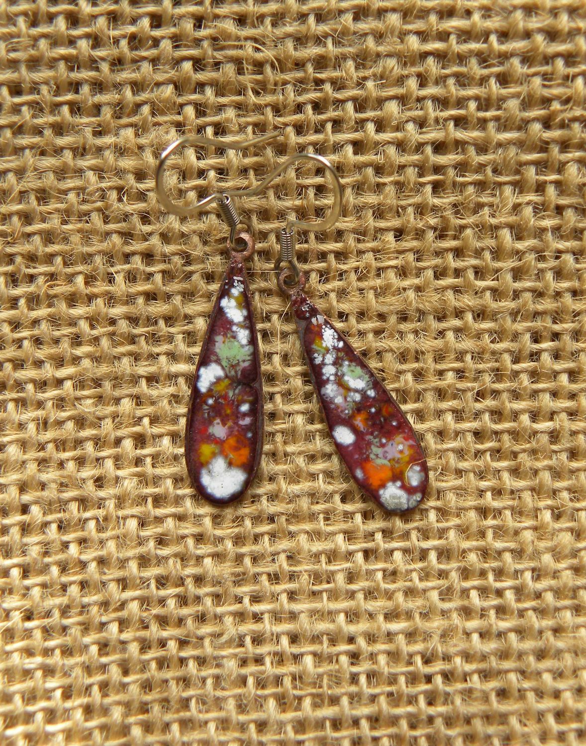 Boucles d'oreilles en cuivre émaillé grenat/ multicolore