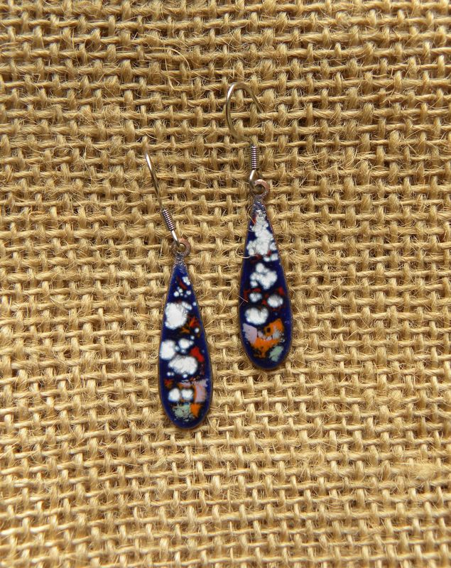 Boucles d'oreilles en cuivre émaillé bleu marine/ multicolore Boucles d'oreilles en cuivre émaillé bleu marine/ multicolore