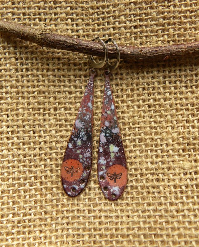 Longues boucles d'oreilles  Longues boucles d'oreilles "libellules" en cuivre émaillé mauve/ violet