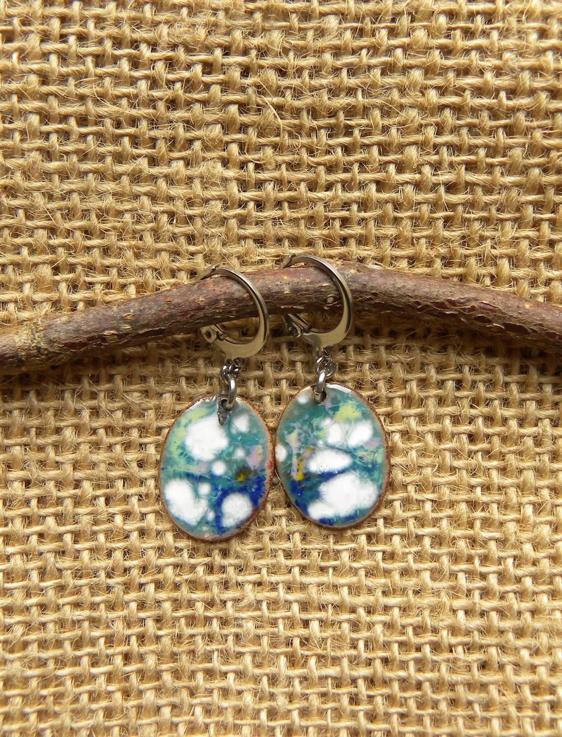 Boucles d'oreilles en cuivre émaillé turquoise/ blanc