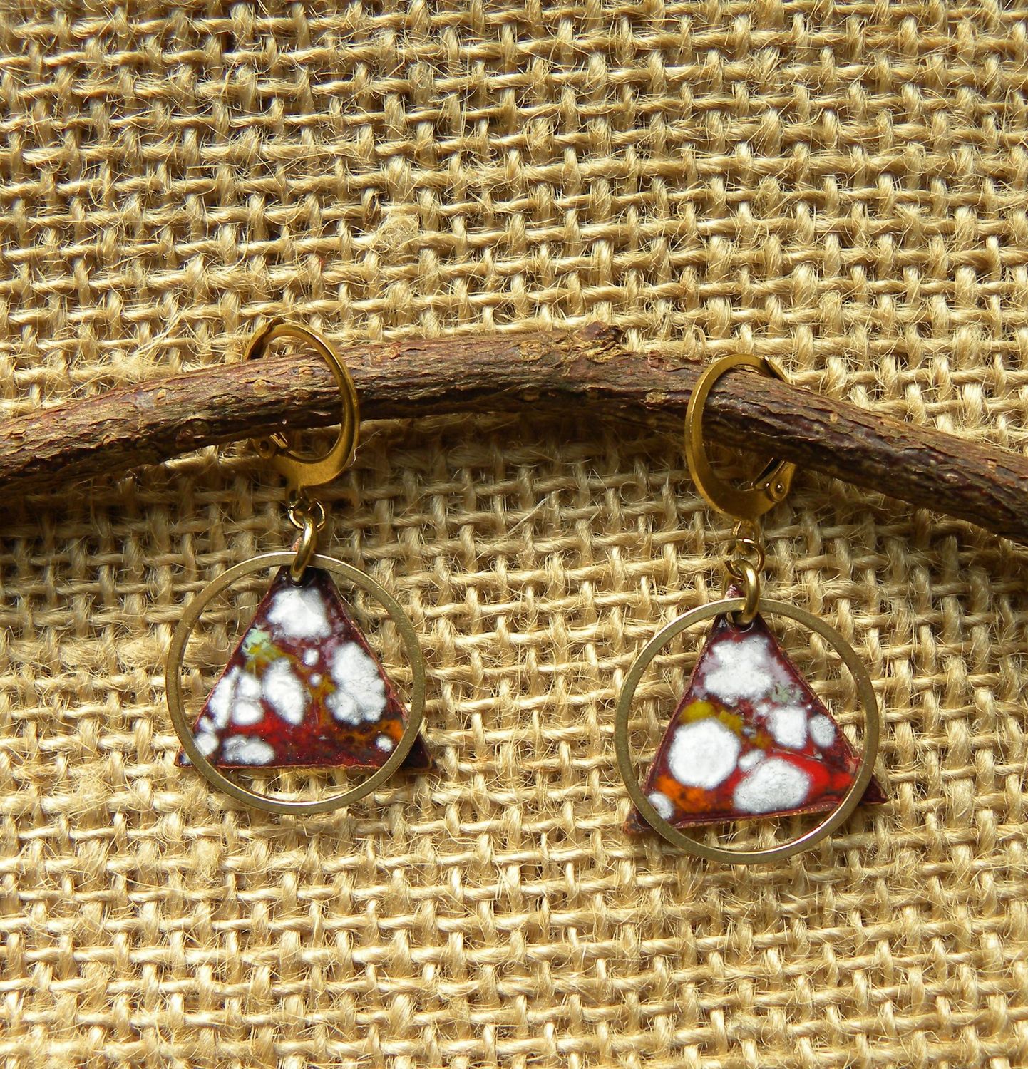 Boucles d'oreilles en cuivre émaillé grenat/ multicolore et laiton