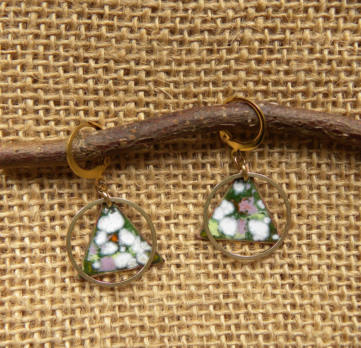 Boucles d'oreilles en cuivre émaillé vert clair/ multicolore et laiton