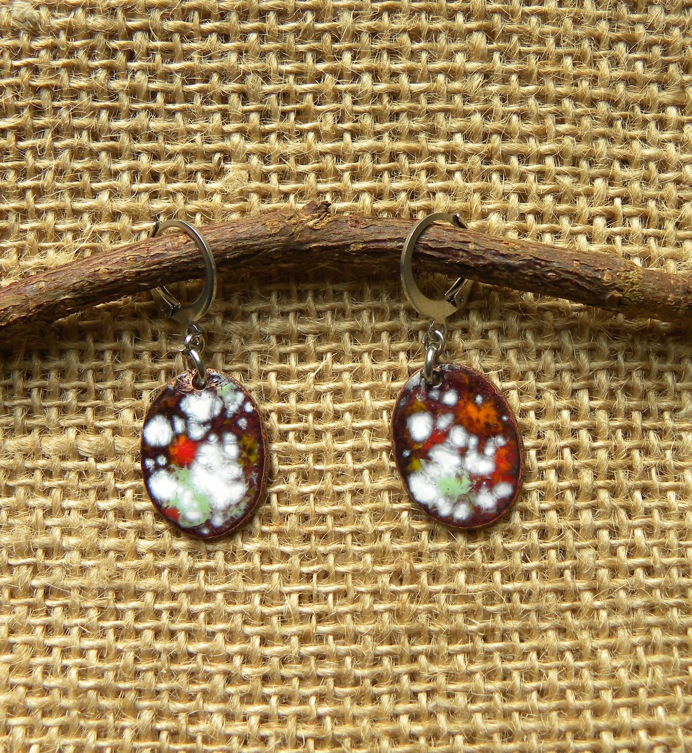 Boucles d'oreilles en cuivre émaillé grenat/ multicolore