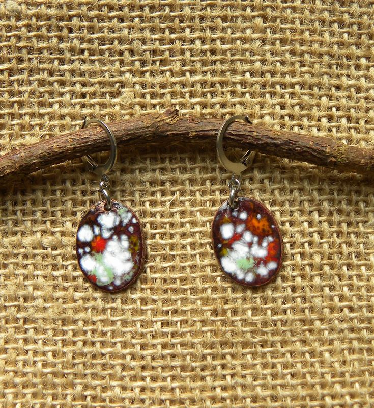 Boucles d'oreilles en cuivre émaillé grenat/ multicolore Boucles d'oreilles en cuivre émaillé grenat/ multicolore
