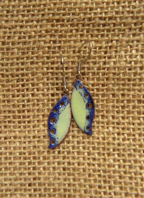 Boucles d'oreilles en cuivre émaillé vert clair et bleu.