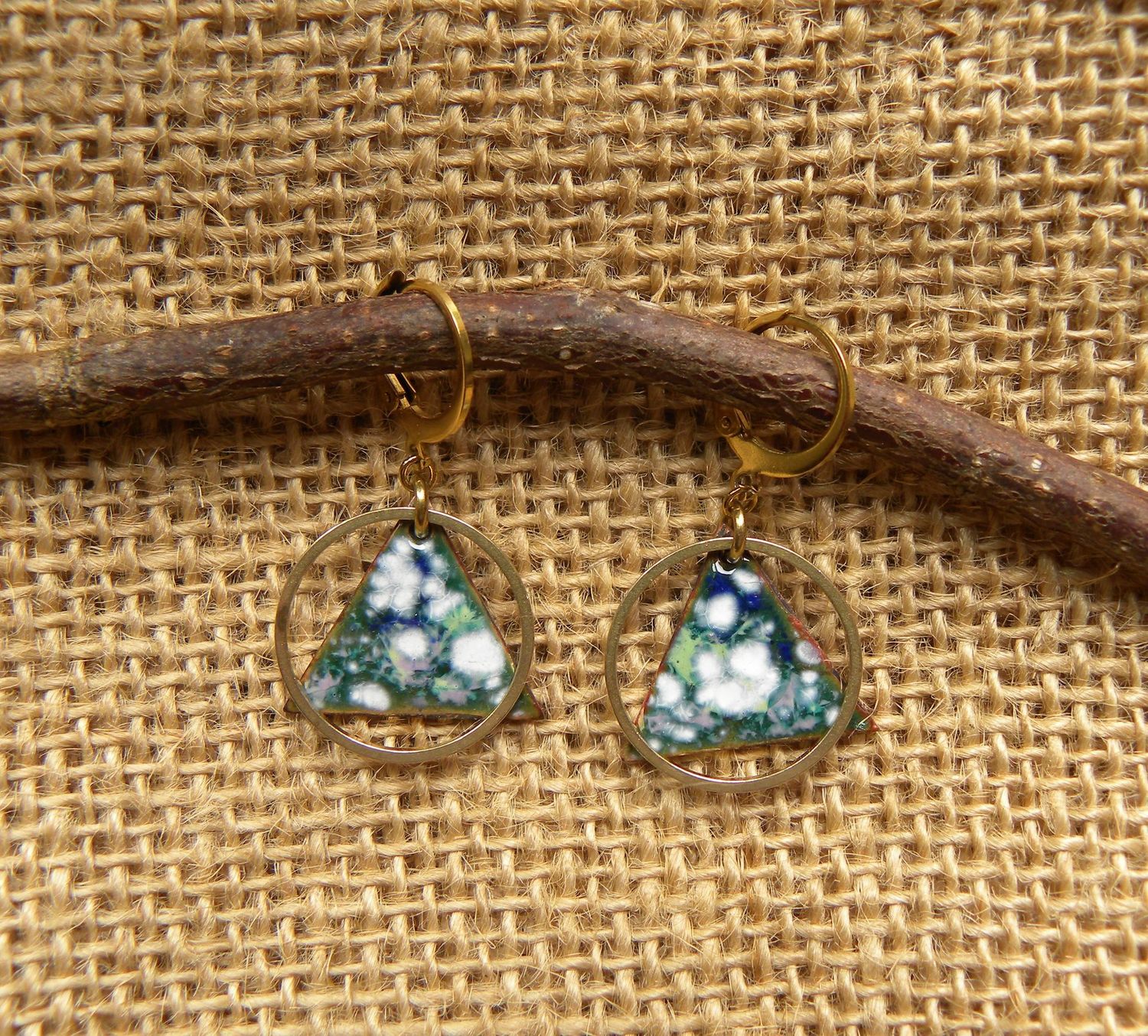 Boucles d'oreilles en cuivre émaillé turquoise/ multicolore et laiton.