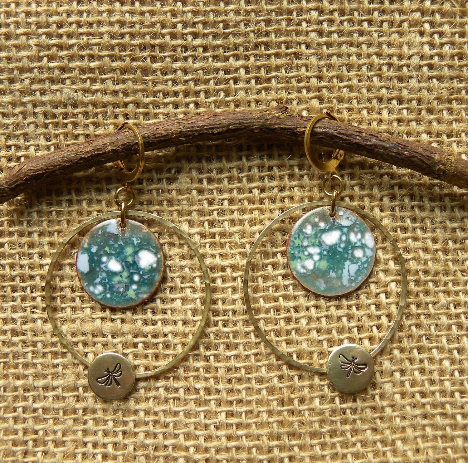 Boucles d'oreilles en cuivre émaillé turquoise/ multicolore et laiton estampé libellules.