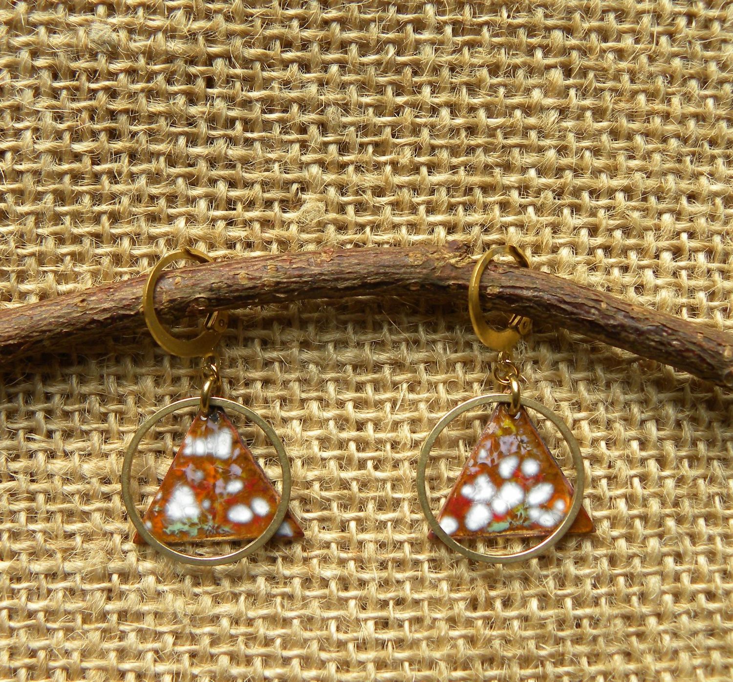 Boucles d'oreilles en cuivre émaillé ambre/ multicolore et laiton