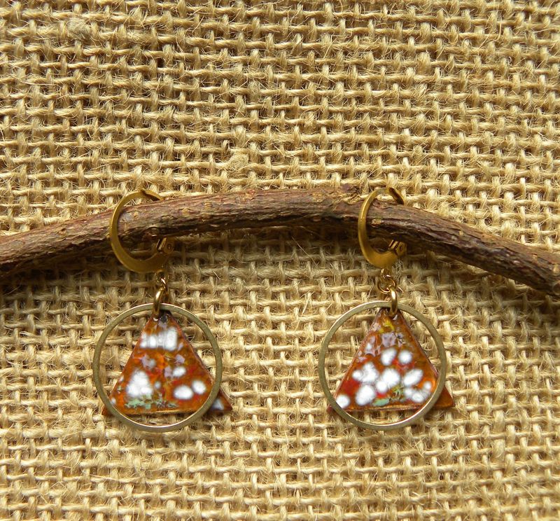Boucles d'oreilles en cuivre émaillé ambre/ multicolore et laiton