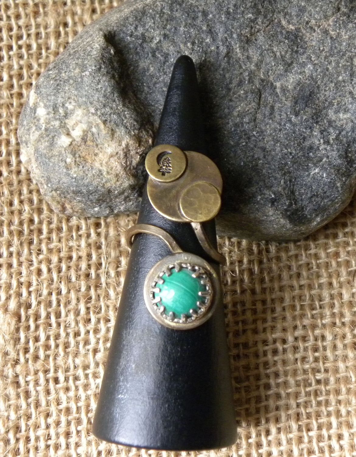 Grande bague en laiton et malachite
