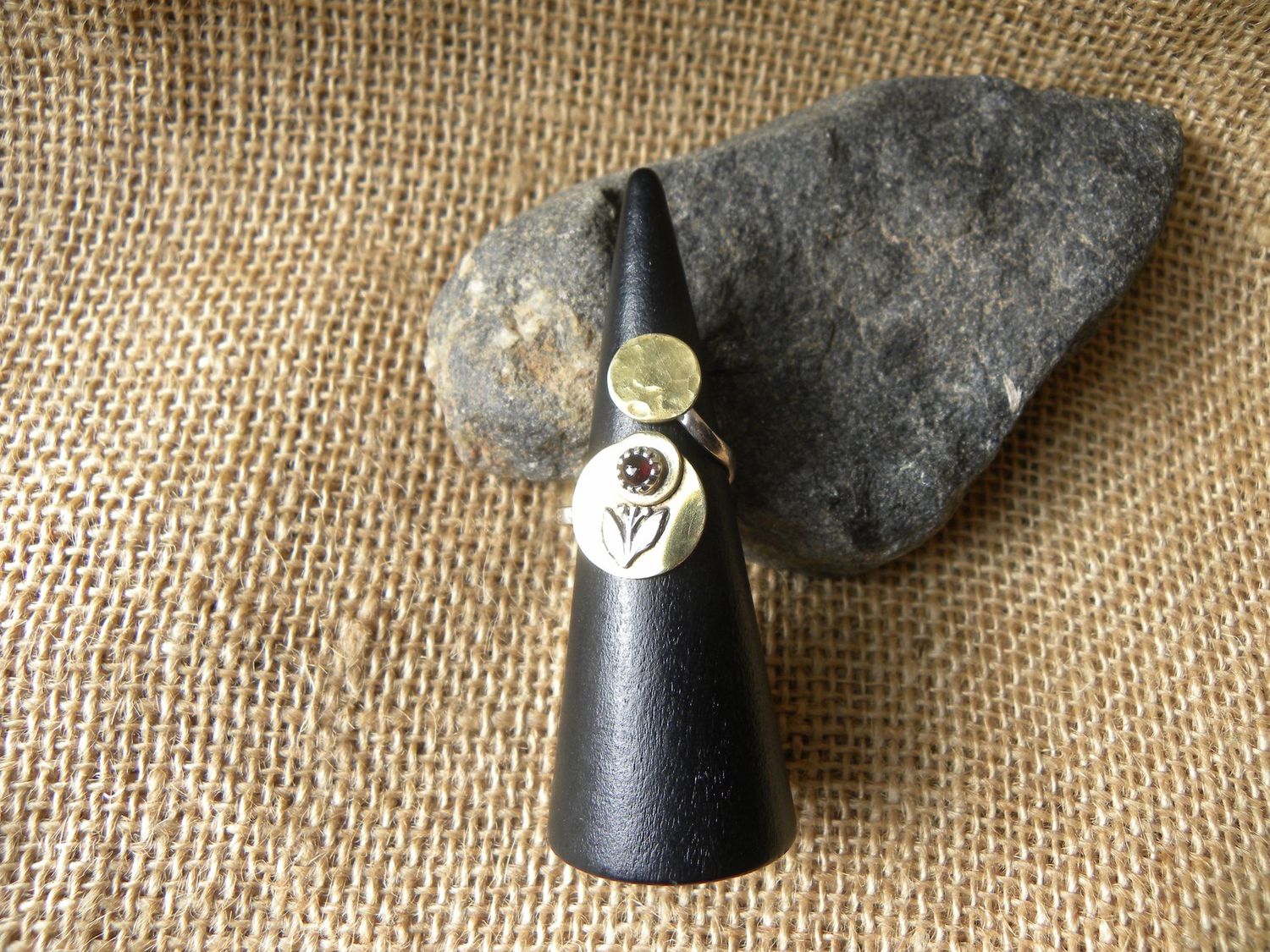 Bague "petite fleur"  en grenat , laiton et argent