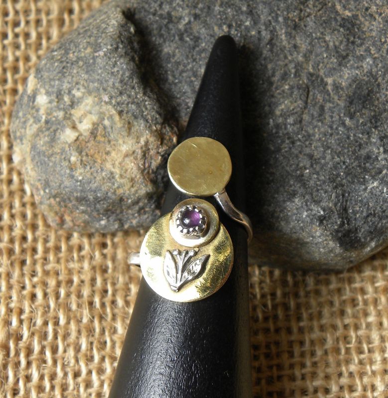Bague petite fleur en améthyste, laiton, argent.