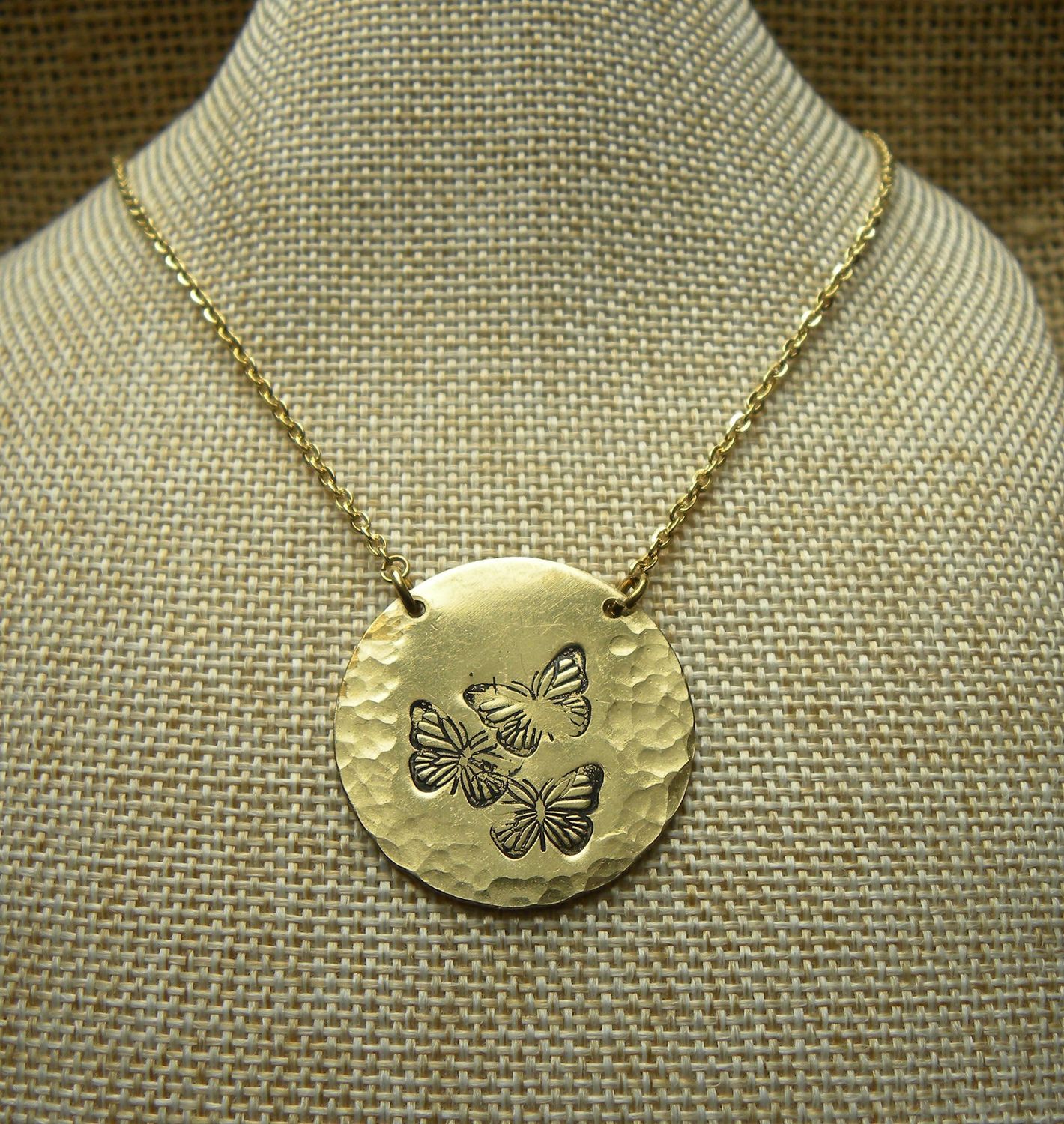 Pendentif en laiton martelé, estampé papillons