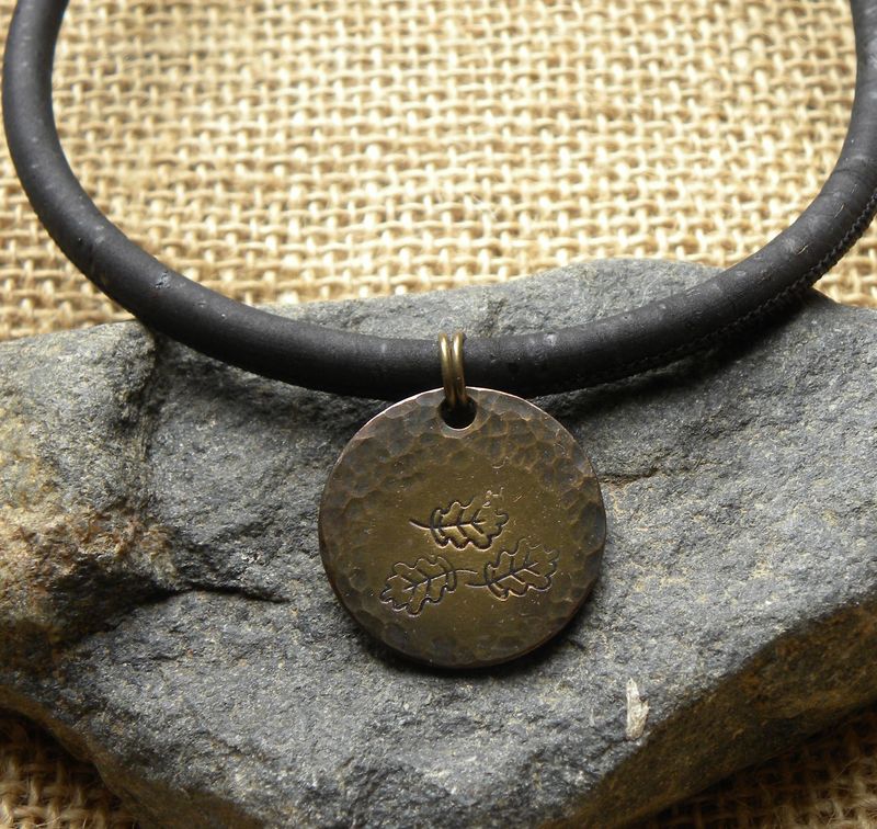 Pendentif en laiton vieilli "feuille de chêne" sur cordon liège.