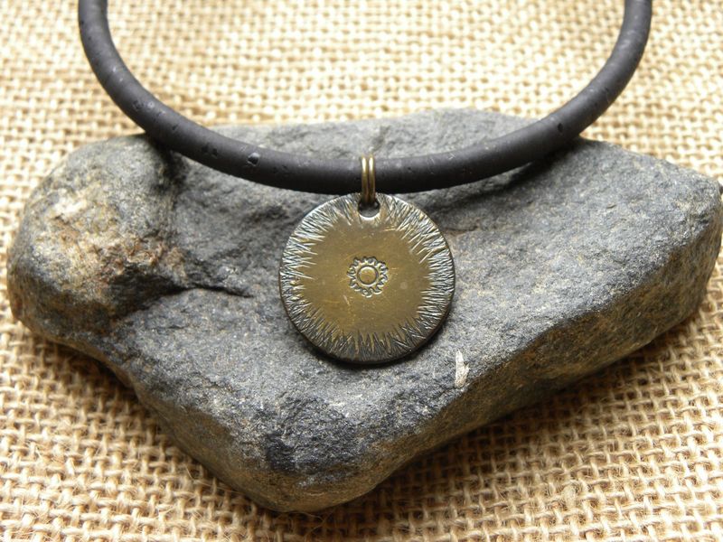 Pendentif en laiton patiné vieilli soleil