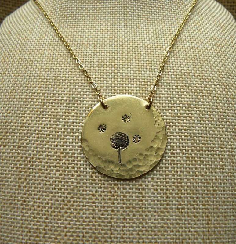 Pendentif en laiton martelé estampé pissenlit