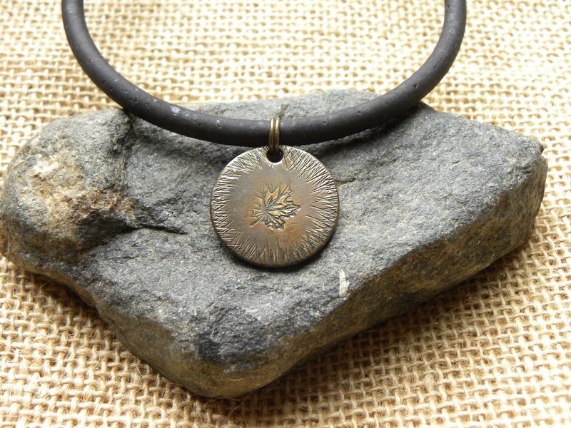 Pendentif en laiton patiné vieilli feuille d'érable