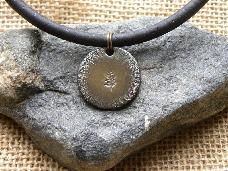 Pendentif en laiton patiné vieilli sapin