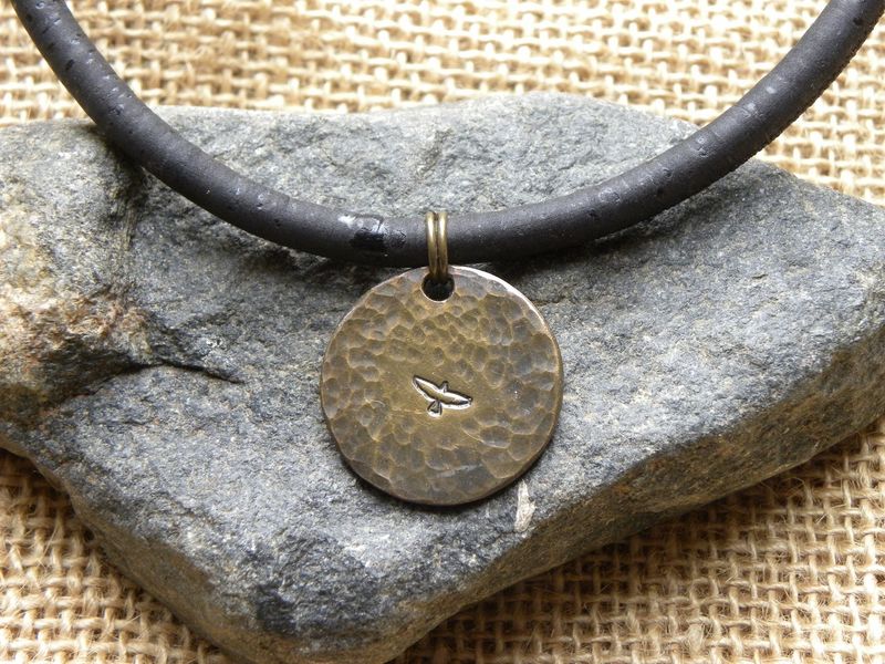 pendentif en laiton patiné vieilli oiseau