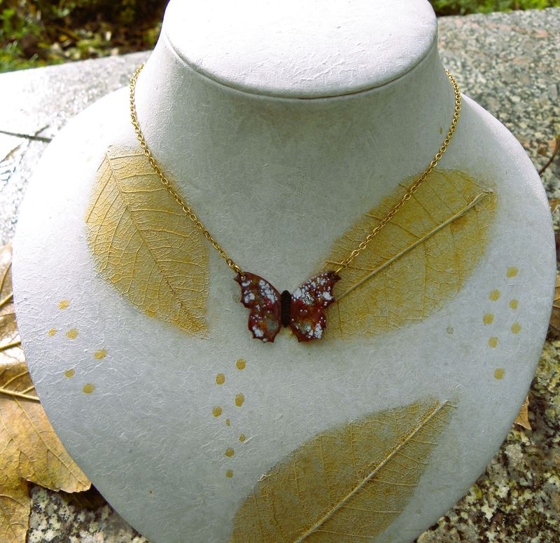 Collier papillon en cuivre émaillé tons ambre/ multicolore / chaîne dorée