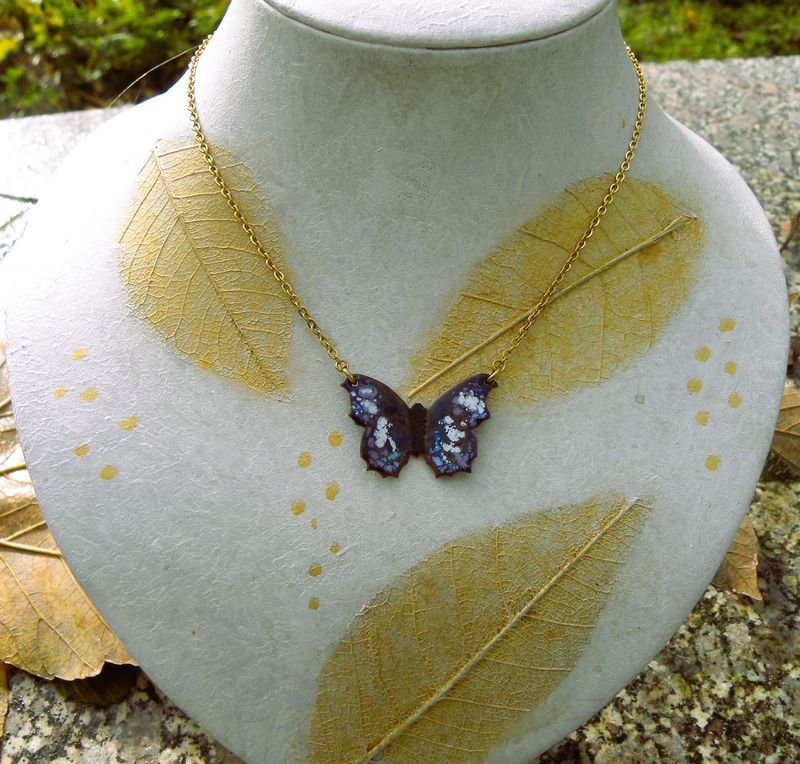 Collier papillon en cuivre émaillé, tons bleus, mauve / chaîne dorée