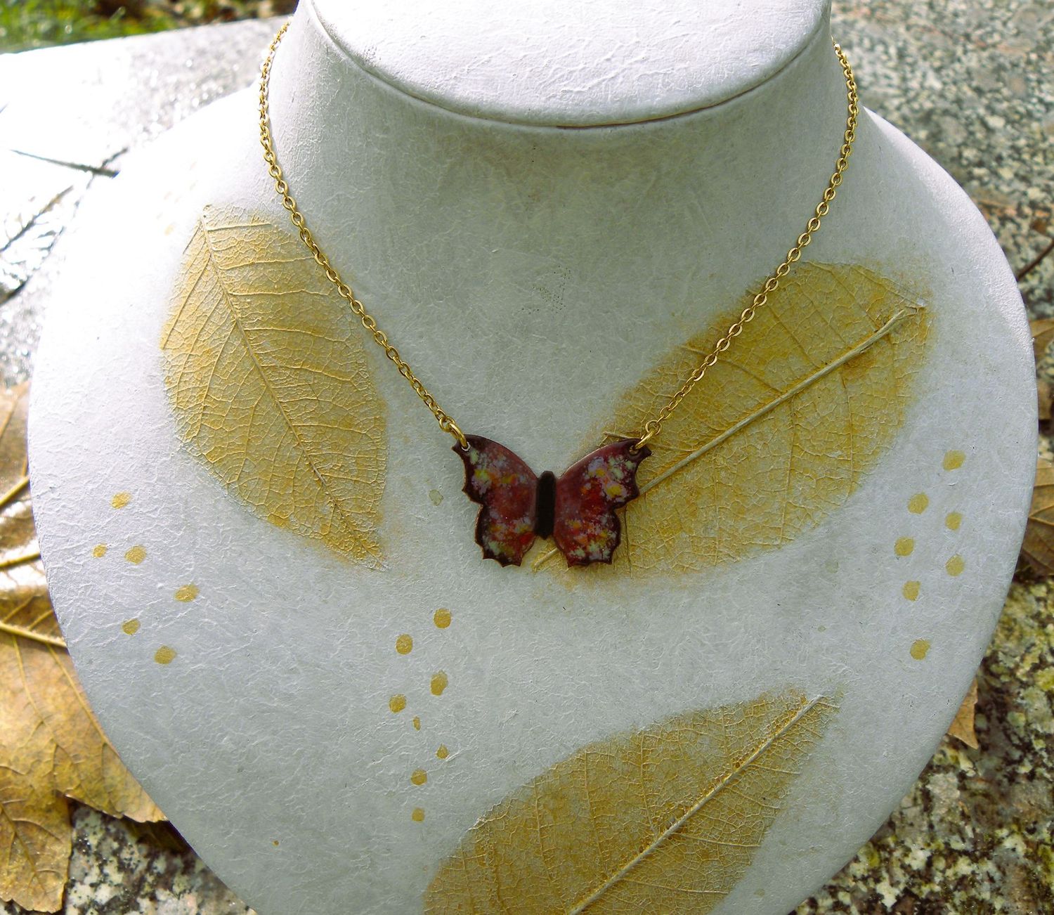 Collier papillon en cuivre émaillé tons violet et multicolore / chaîne dorée Collier papillon en cuivre émaillé tons violet et multicolore / chaîne dorée