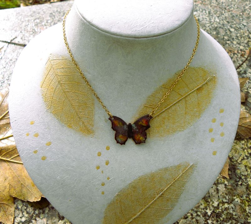 Collier papillon en cuivre émaillé, tons violet foncé et multicolore / chaîne dorée