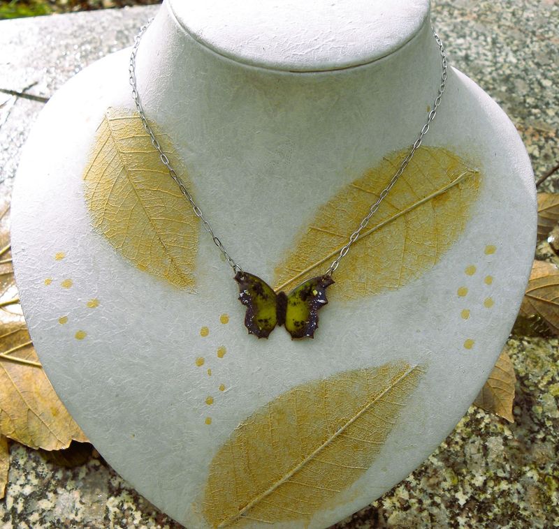 Collier papillon en cuivre émaillé, jaune et bleu / chaîne argentée