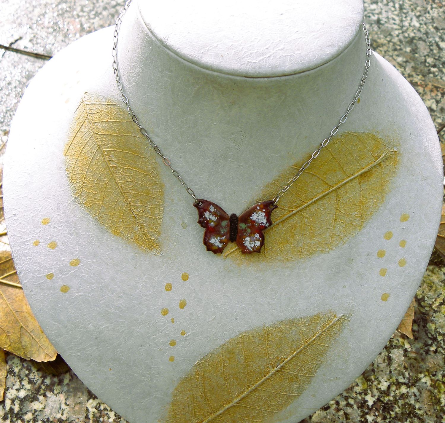 Collier papillon en cuivre émaillé, tons chauds, multicolore / chaîne argentée Collier papillon en cuivre émaillé, tons chauds, multicolore / chaîne argentée