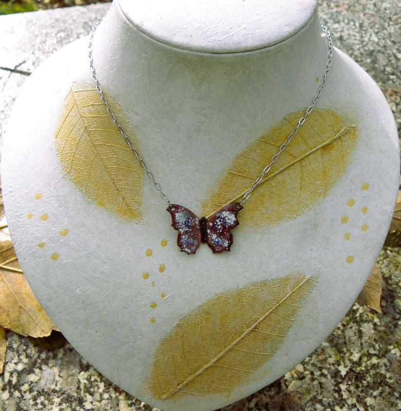 Collier papillon en cuivre émaillé, tons violet, blanc, mauve / chaîne argentée.