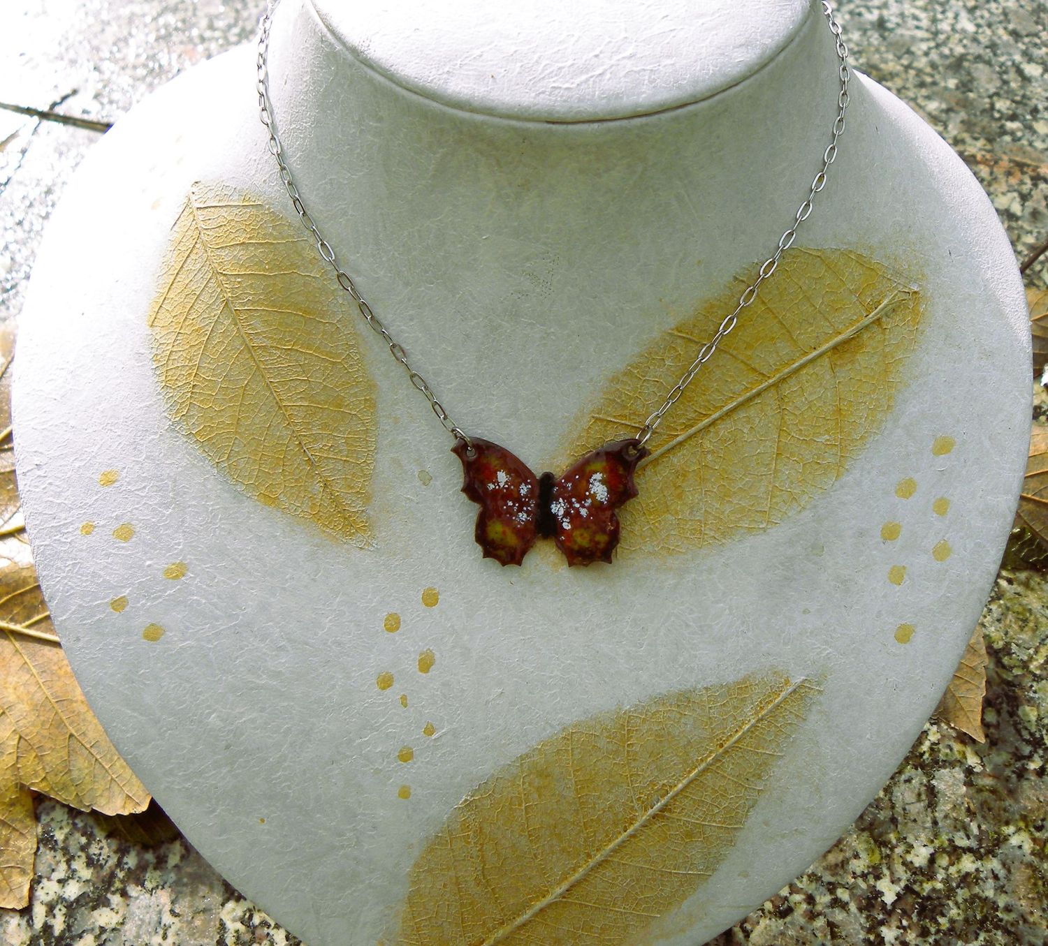 Collier papillon en cuivre émaillé, tons marron, ambre, jaune, rouge / chaîne argentée Collier papillon en cuivre émaillé, tons marron, ambre, jaune, rouge / chaîne argentée