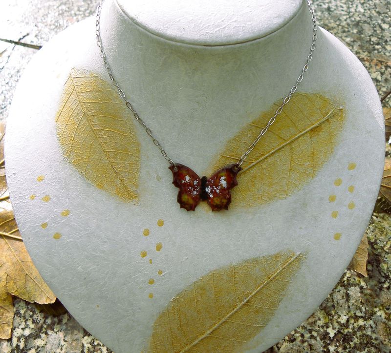 Collier papillon en cuivre émaillé, tons marron, ambre, jaune, rouge / chaîne argentée