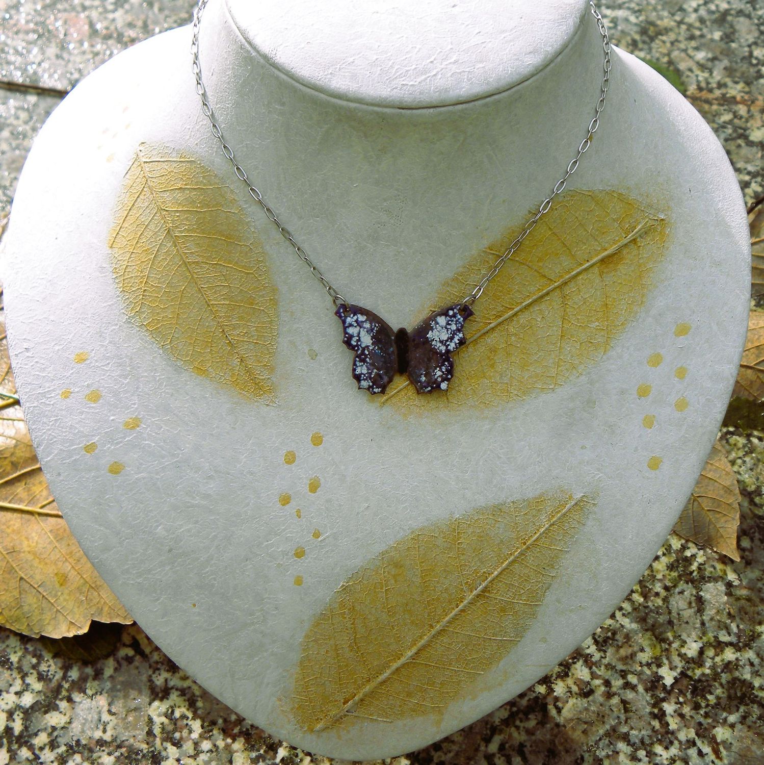 Collier papillon en cuivre émaillé, bleu nuit, bleu, blanc / chaîne argentée Collier papillon en cuivre émaillé, bleu nuit, bleu, blanc / chaîne argentée