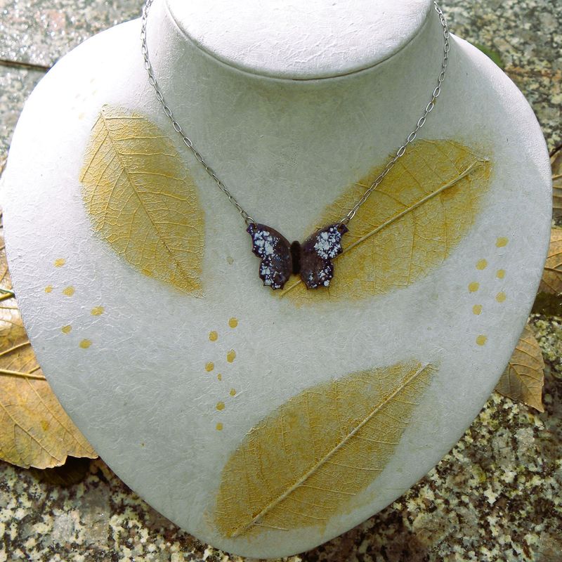 Collier papillon en cuivre émaillé, bleu nuit, bleu, blanc / chaîne argentée