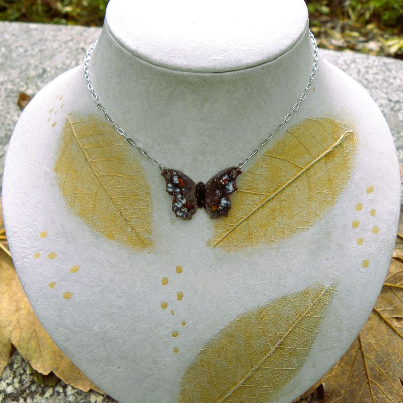 Collier papillon, ton bleu clair, multicolore / chaîne argentée