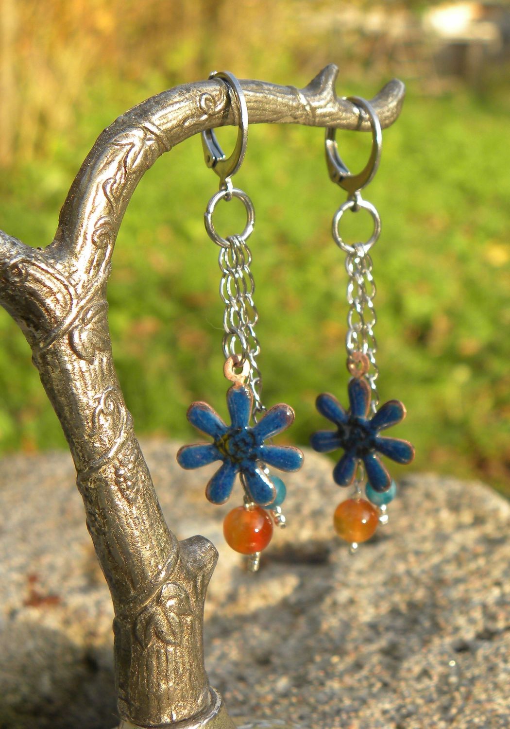 Boucles d'oreilles fleurs bleues et pierres