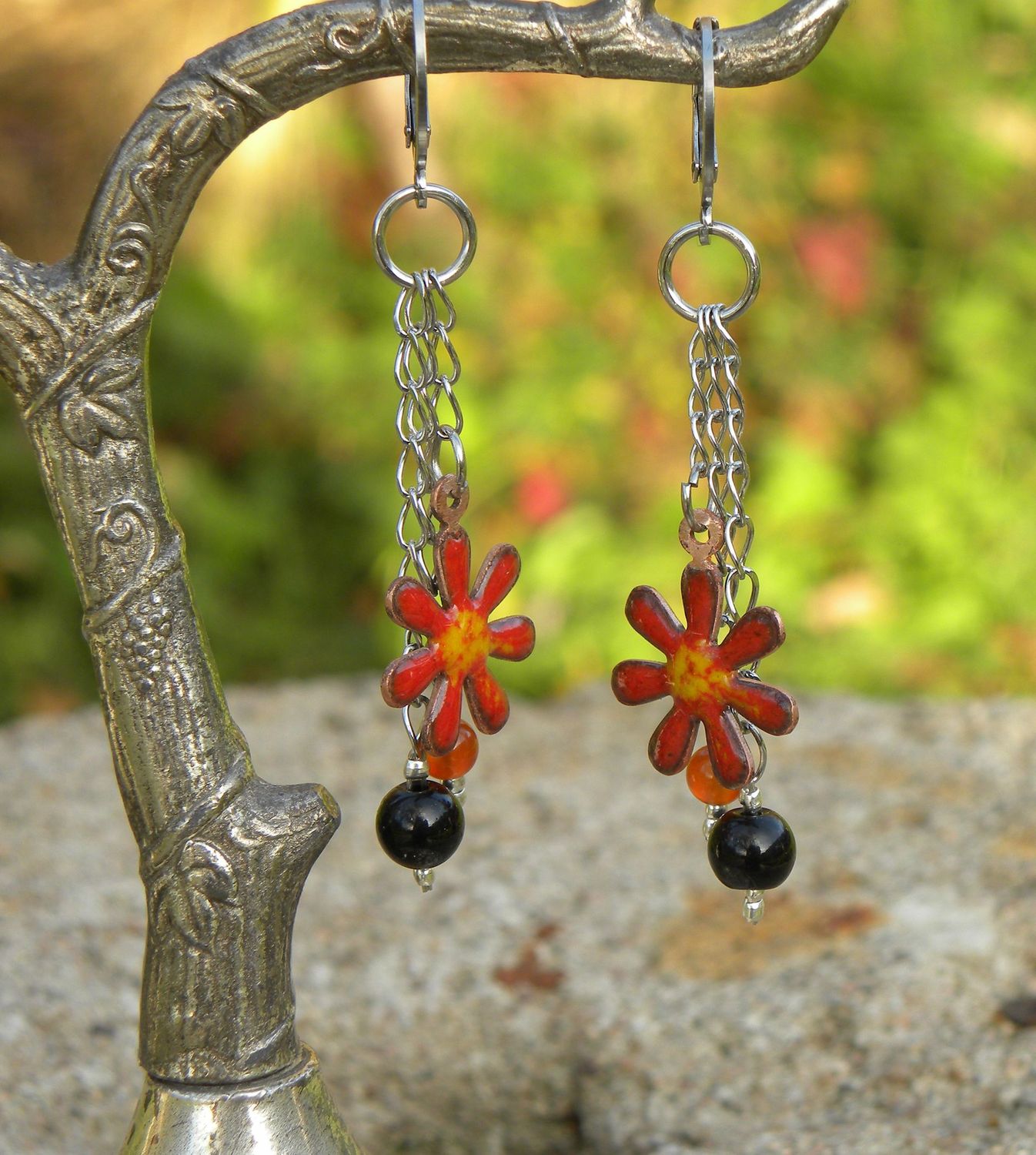 Boucles d'oreilles fleurs rouges et pierres